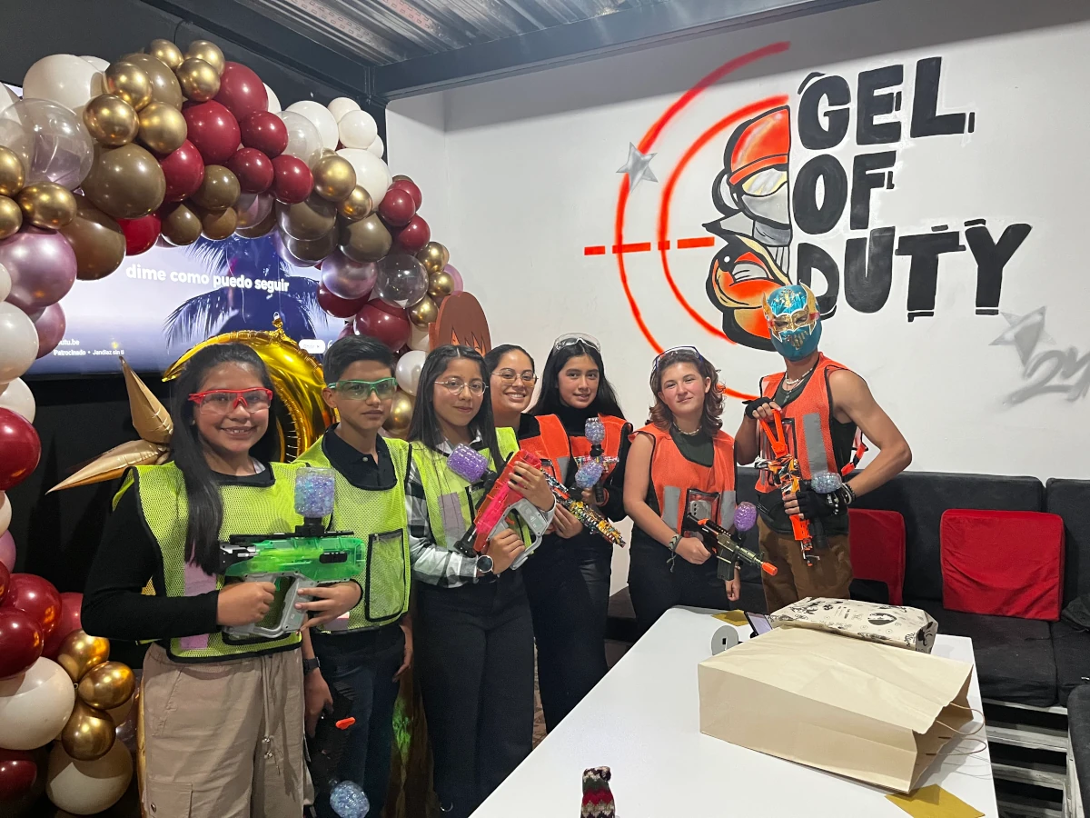 Grupo celebrando un cumpleaños en Gel of Duty Pasto, disfrutando de una experiencia de Gelsoft con amigos y familia.